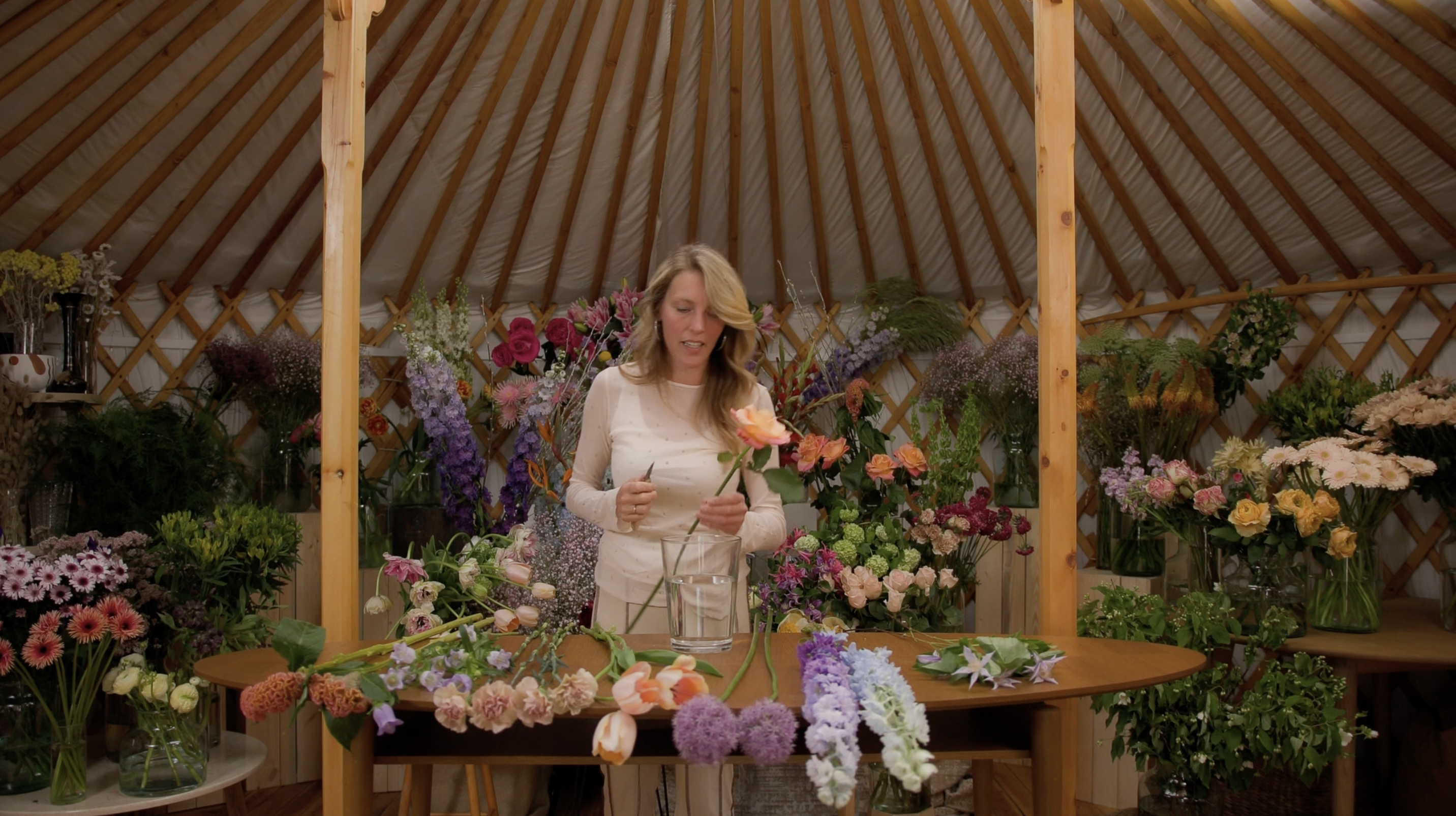 Ontdek de Magie van Bloemenhealing in Lucinda Maria's ZenYurt Ontdek de Magie van Bloemenhealing in Lucinda Maria's ZenYurt